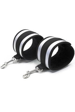 Ohmama Hand Cuffs: Premium Quality Fetish Gear | Bodysafe Materials