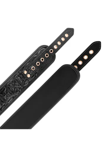 Gioco Bondage con Catena d'Argento e Pinze per Capezzoli - BEGME