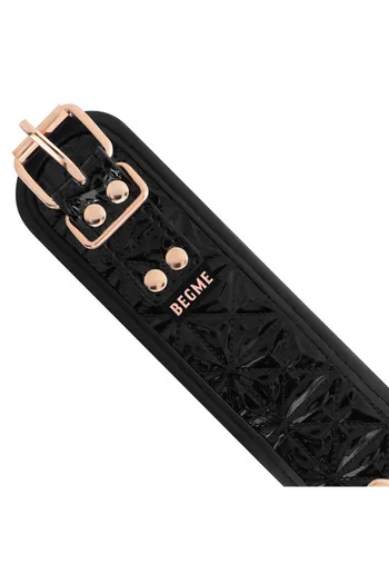 Gioco Bondage con Catena d'Argento e Pinze per Capezzoli - BEGME