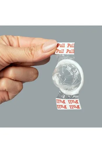 Uniq Pull: Preservativi con Sistema a Strisce per Applicazione Rapida e Sicura